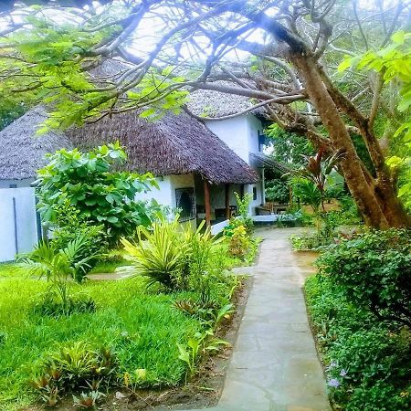 Diani Banda Cottages Диани Бийч Екстериор снимка