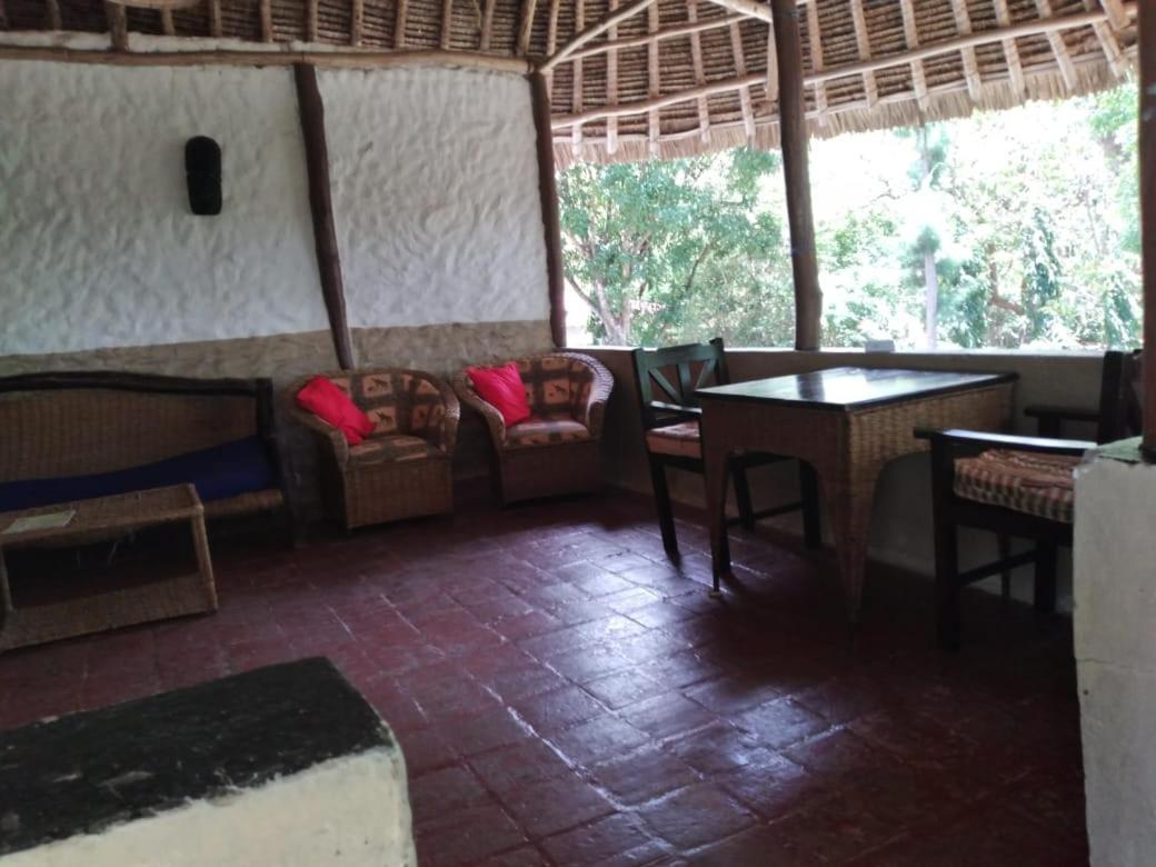 Diani Banda Cottages Диани Бийч Екстериор снимка