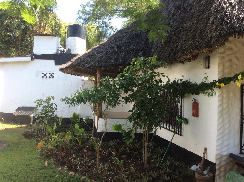 Diani Banda Cottages Диани Бийч Екстериор снимка