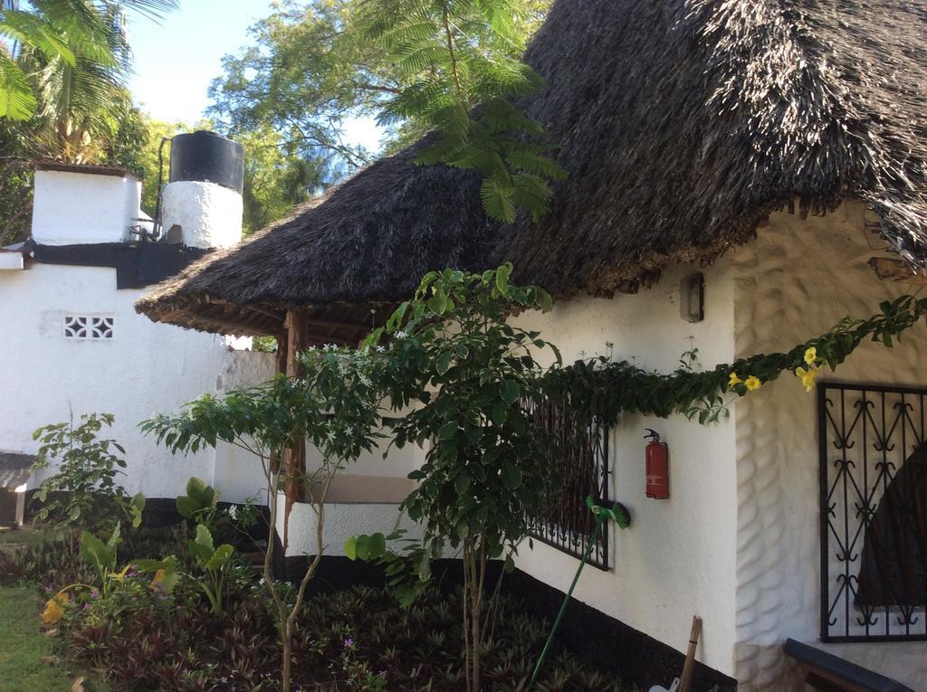 Diani Banda Cottages Диани Бийч Екстериор снимка