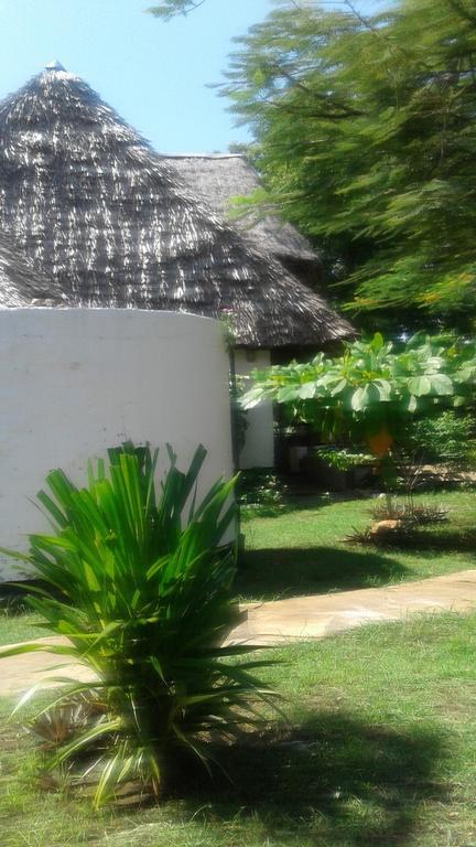 Diani Banda Cottages Диани Бийч Екстериор снимка