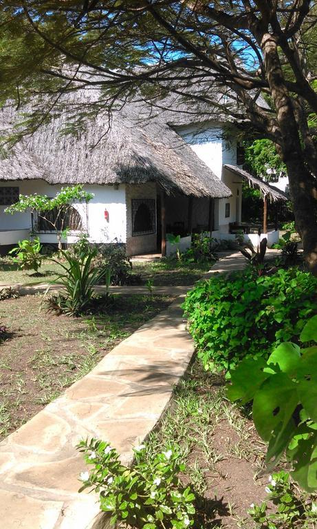 Diani Banda Cottages Диани Бийч Екстериор снимка