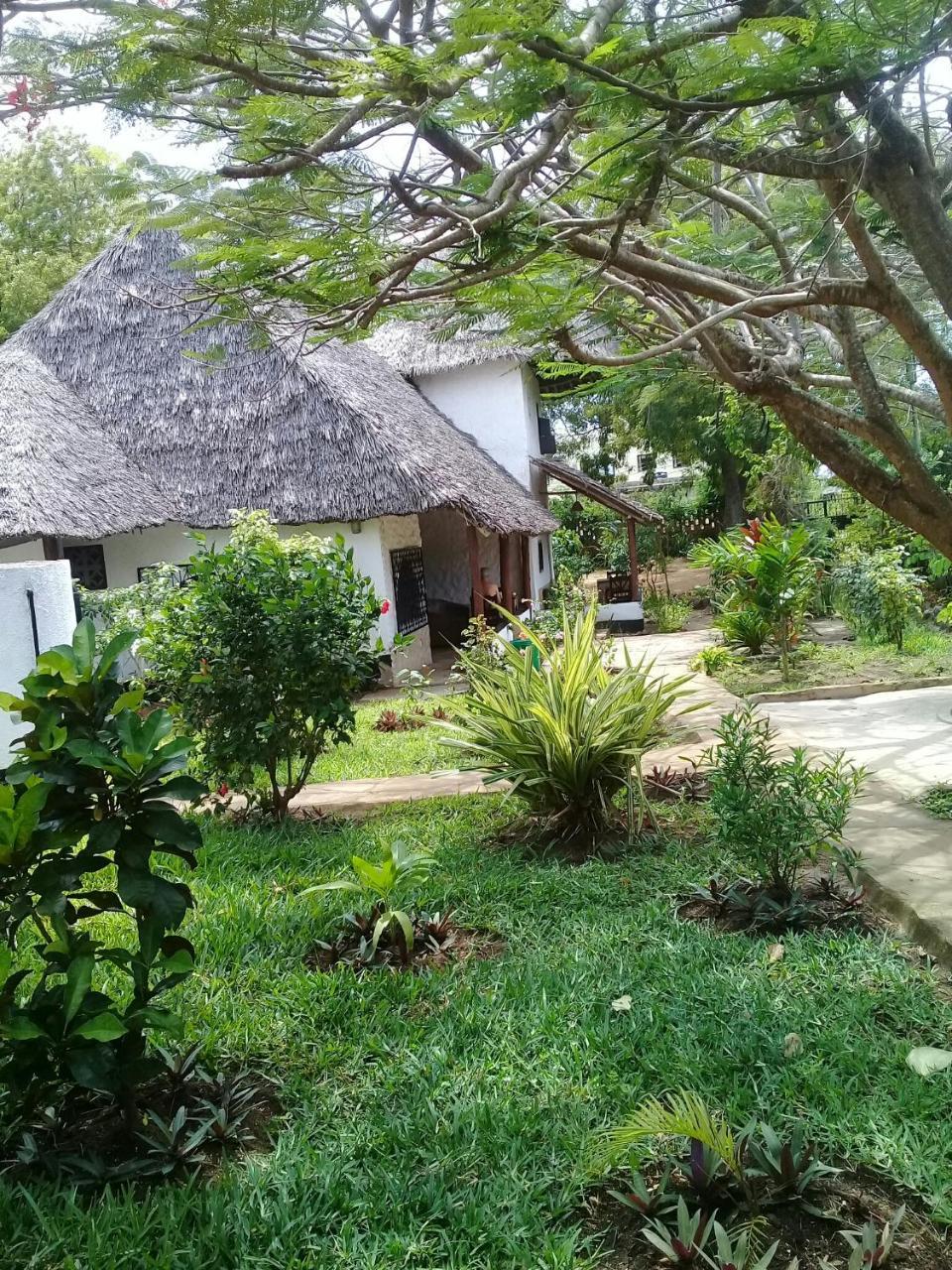 Diani Banda Cottages Диани Бийч Екстериор снимка