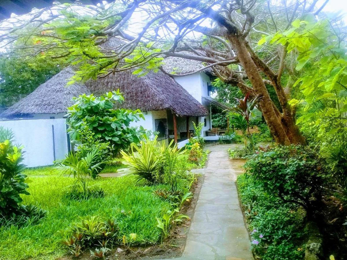 Diani Banda Cottages Диани Бийч Екстериор снимка